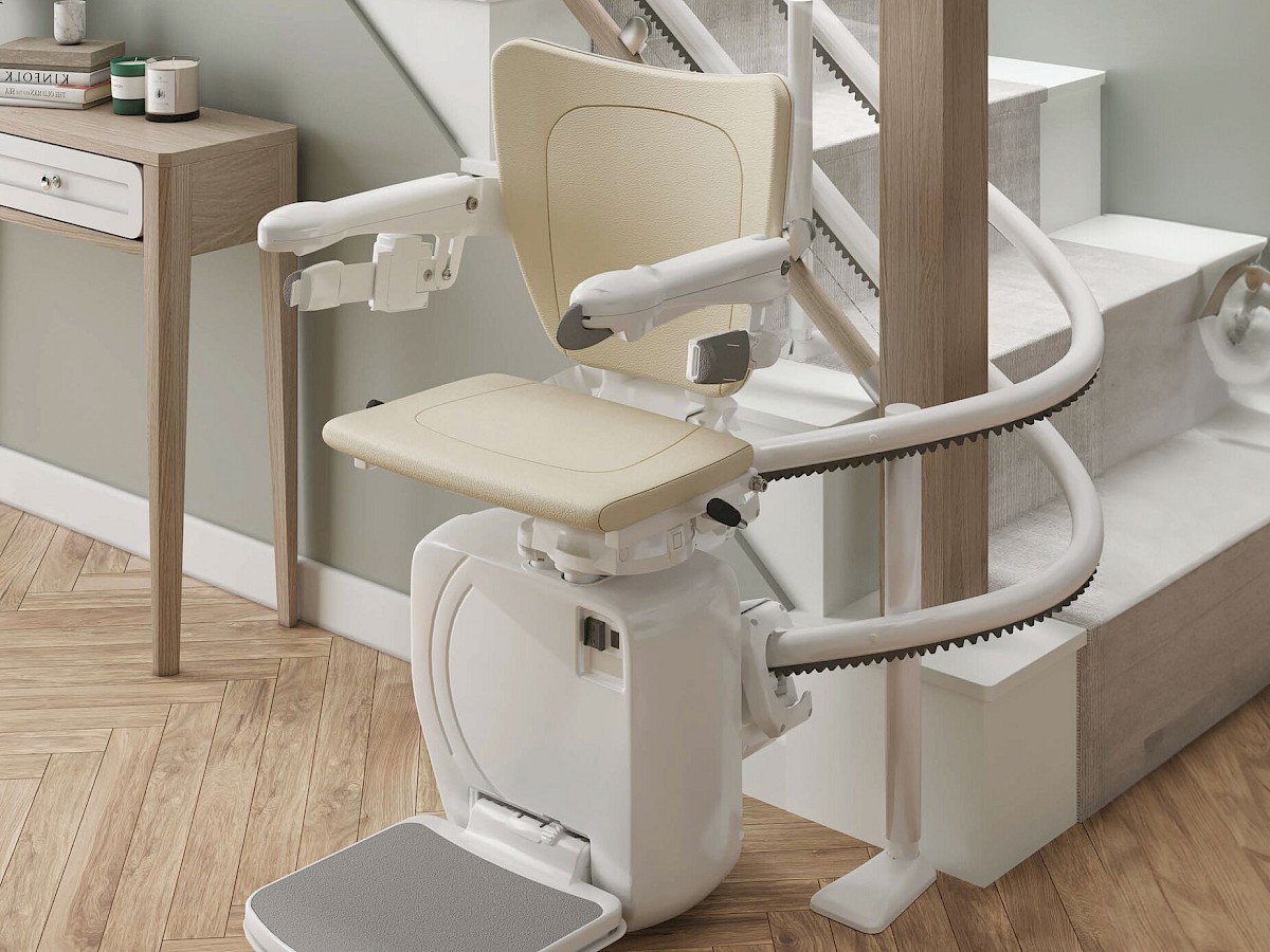 Sitzlift Move SL mit beigem Sitz an einer Wendeltreppe mit Holzstufen